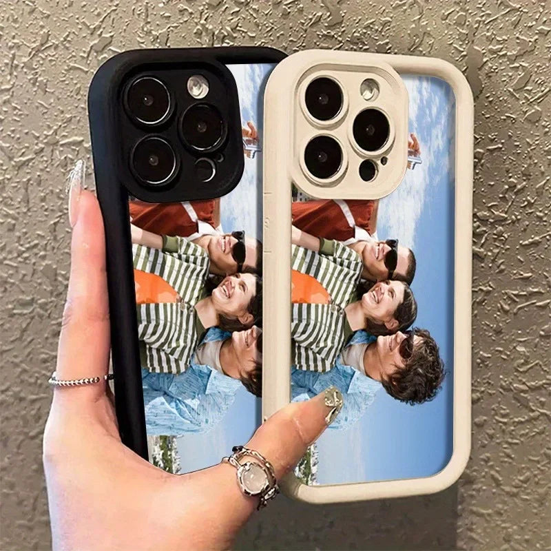 Coques de téléphone personnalisées avec photo de groupe d'amis souriants en extérieur ciel bleu