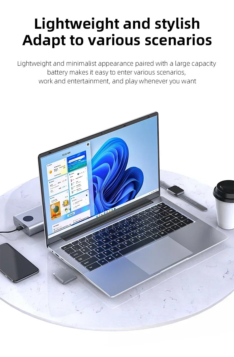 Ordinateur portable gris mince avec écran Windows 11 sur table ronde en marbre, smartphone, montre connectée et café