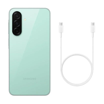Smartphone Samsung vert menthe avec triple caméra arrière et câble USB Type-C blanc