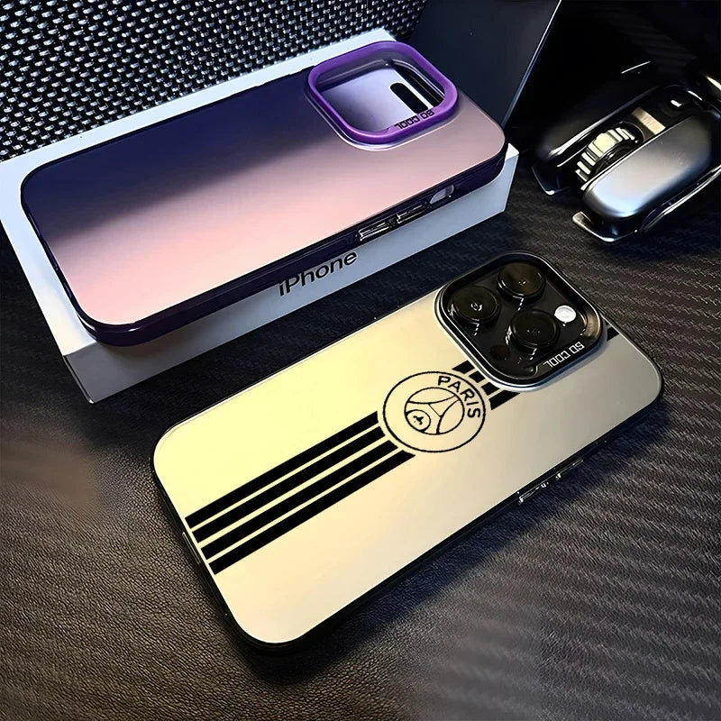 Coques iPhone design avec logo Paris et motif bandes noires, posées sur surface sombre avec emballage iPhone