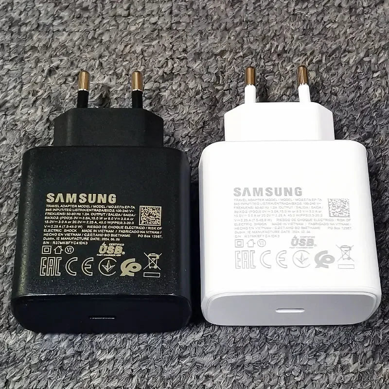 Chargeurs Samsung noir et blanc avec prise européenne sur surface grise texturée