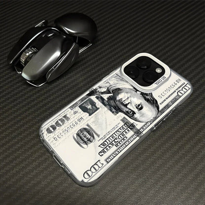 Coque de téléphone avec design billet 100 dollars et souris noire sur surface en fibre de carbone