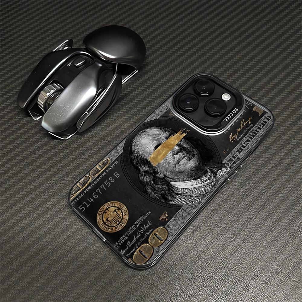 Coque iPhone design billet 100 dollars noir et or posée sur surface carbone avec clip ceinture noir