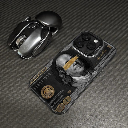 Coque iPhone design billet 100 dollars noir et or posée sur surface carbone avec clip ceinture noir