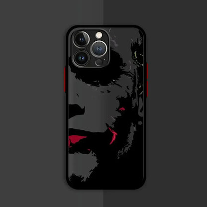 Coque de téléphone noire avec illustration stylisée visage sombre et accents rouges pour iPhone