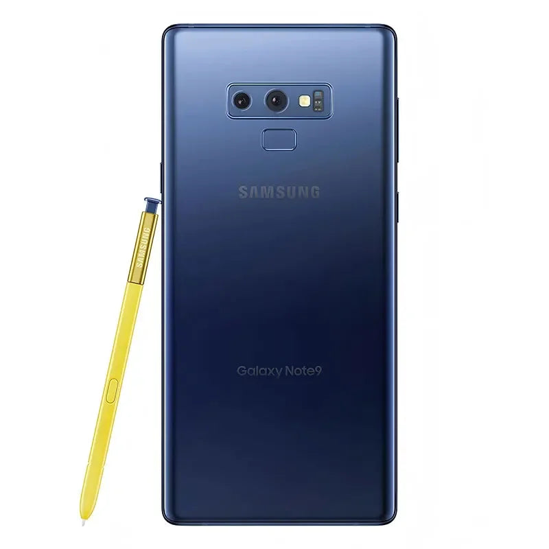 Smartphone Samsung Galaxy Note9 bleu avec stylet S Pen jaune sur fond blanc