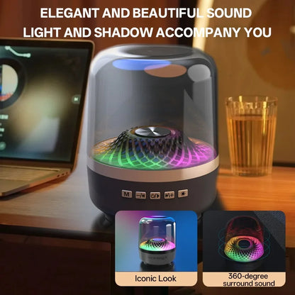 Enceinte Bluetooth design avec lumière LED colorée, son surround 360 degrés sur bureau près d'un ordinateur portable et verre