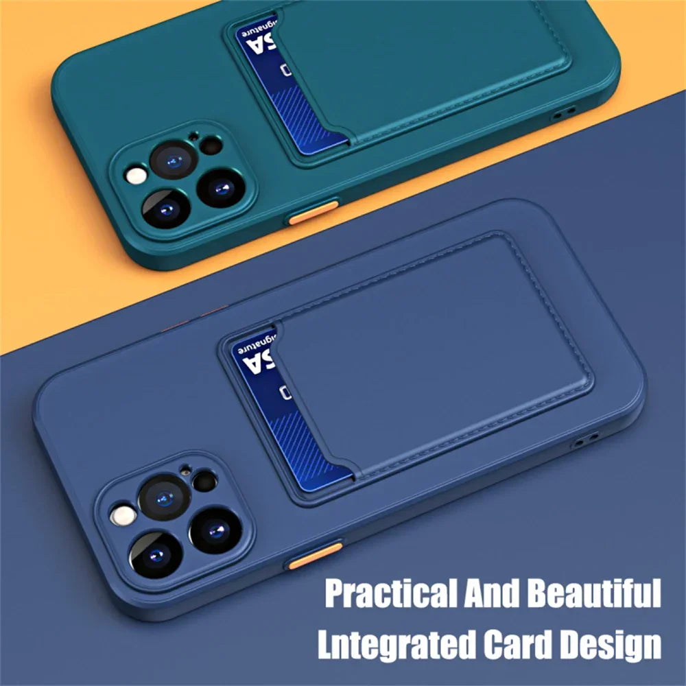 Deux coques de téléphone bleu et vert avec compartiment intégré pour cartes, design pratique et élégant