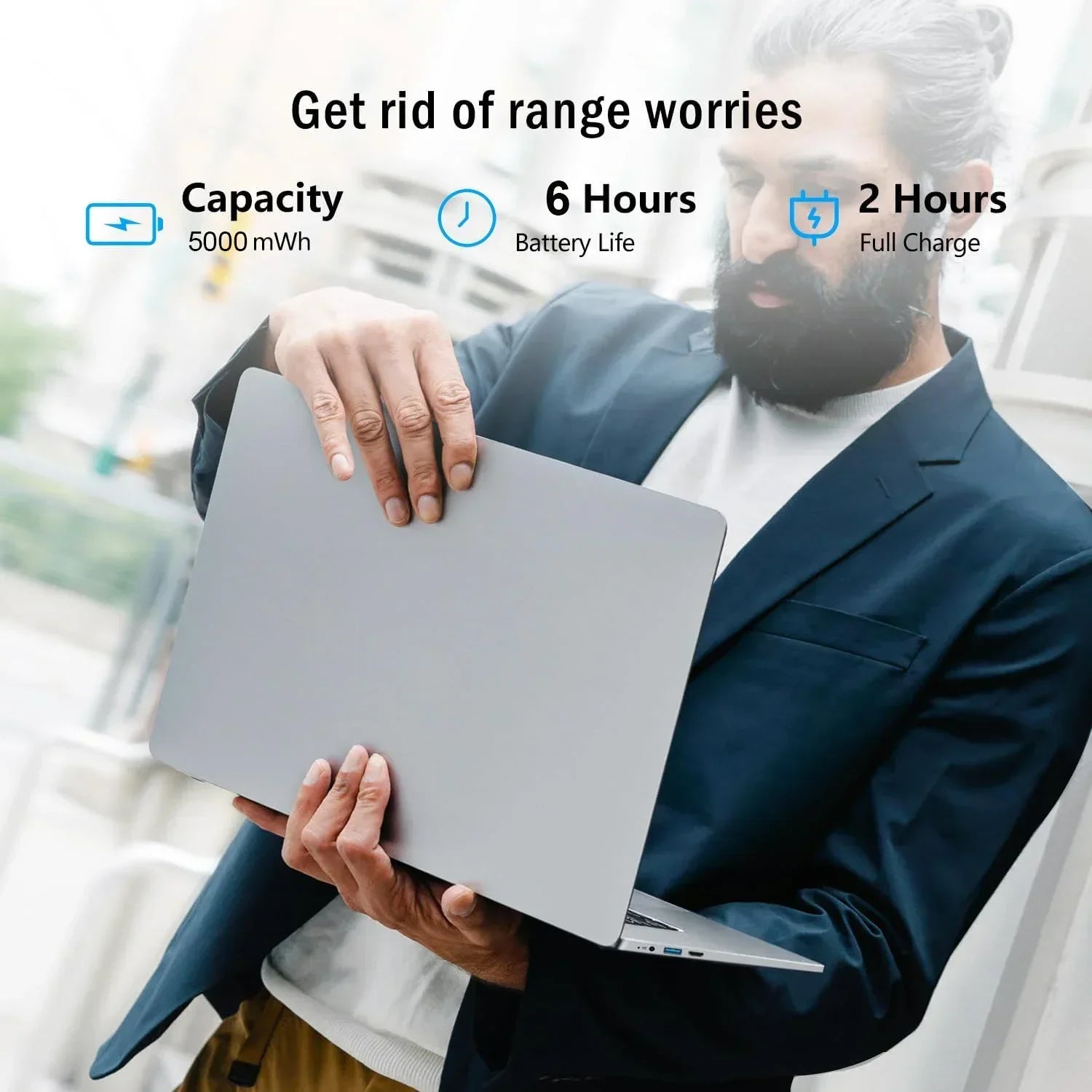 Homme avec barbe en veste bleue tenant un ordinateur portable gris, texte sur autonomie batterie et charge rapide