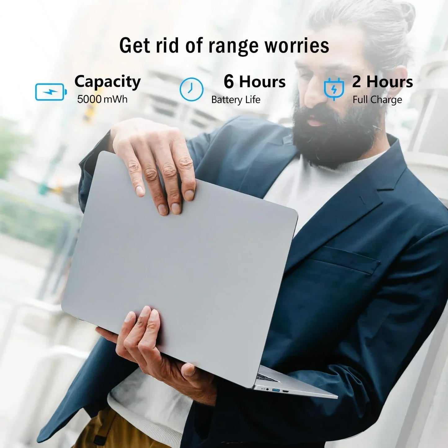 Homme avec barbe en veste bleue tenant un ordinateur portable gris, texte sur autonomie batterie et charge rapide
