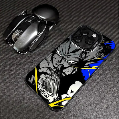 Coque iPhone Dragon Ball avec personnage Saiyan noir et blanc et éclairs jaunes et bleus sur fond carbone