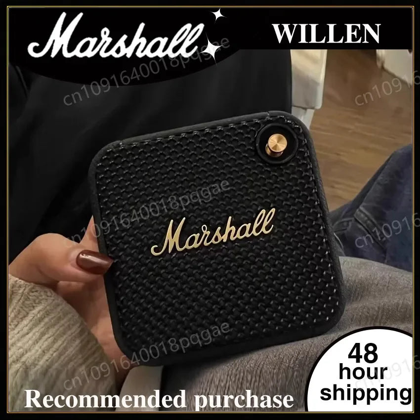 Haut-parleur portable Marshall noir texturé avec logo doré tenu en main, expédition 48 heures