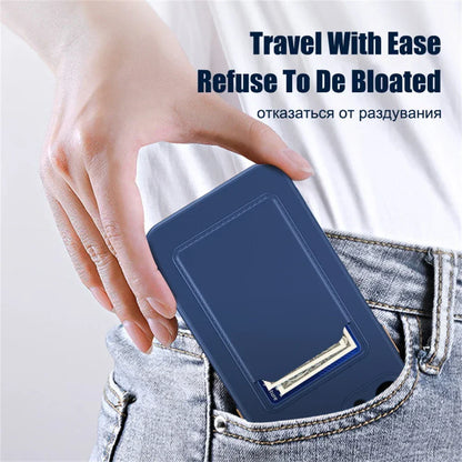 Porte-cartes bleu compact facile à glisser dans une poche de jean, accessoire de voyage pratique