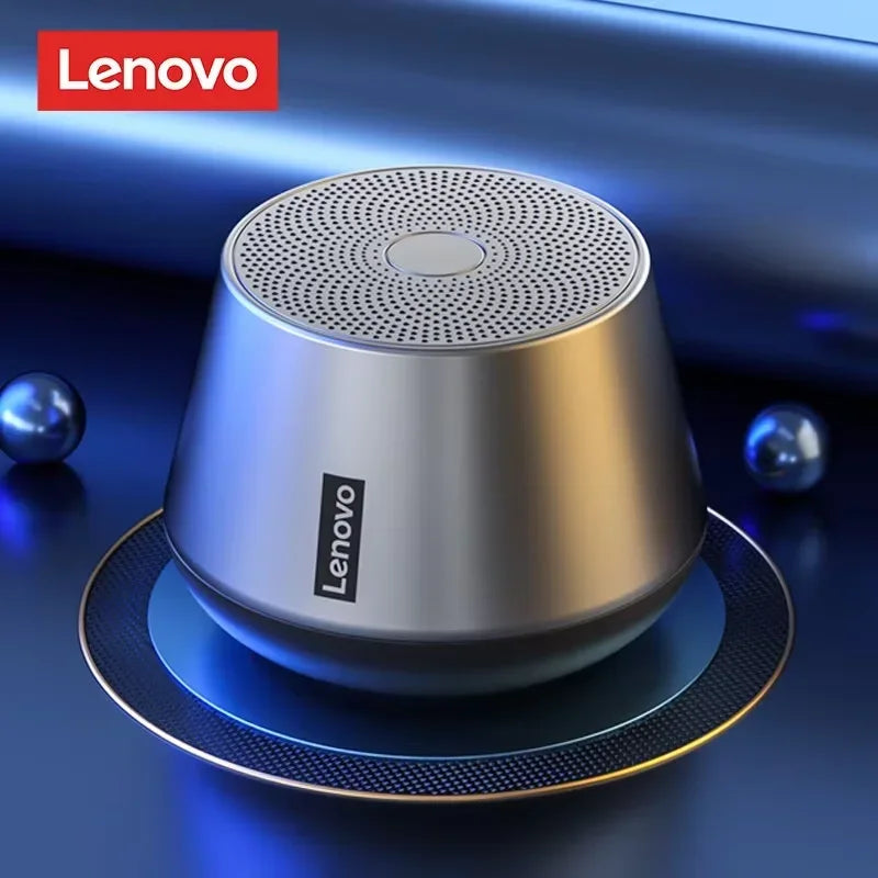 Enceinte Bluetooth Lenovo grise métallique sur support circulaire avec fond bleu lumineux