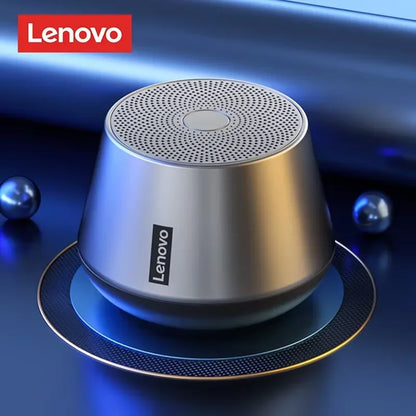 Enceinte Bluetooth Lenovo grise métallique sur support circulaire avec fond bleu lumineux