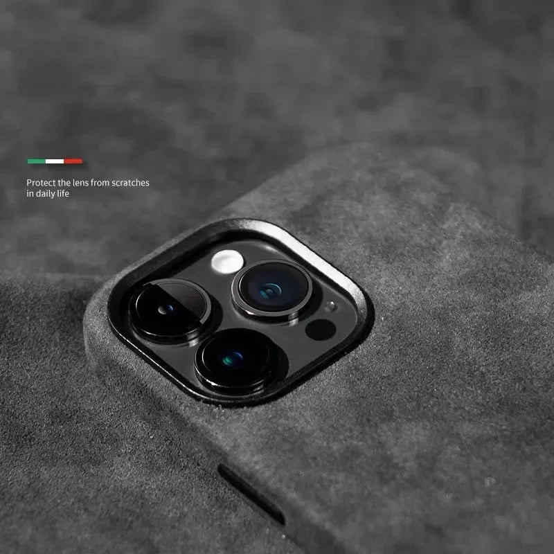 Coque de protection noire en tissu pour smartphone avec triple caméra et flash LED