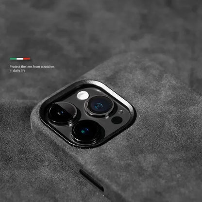 Coque de protection noire en tissu pour smartphone avec triple caméra et flash LED