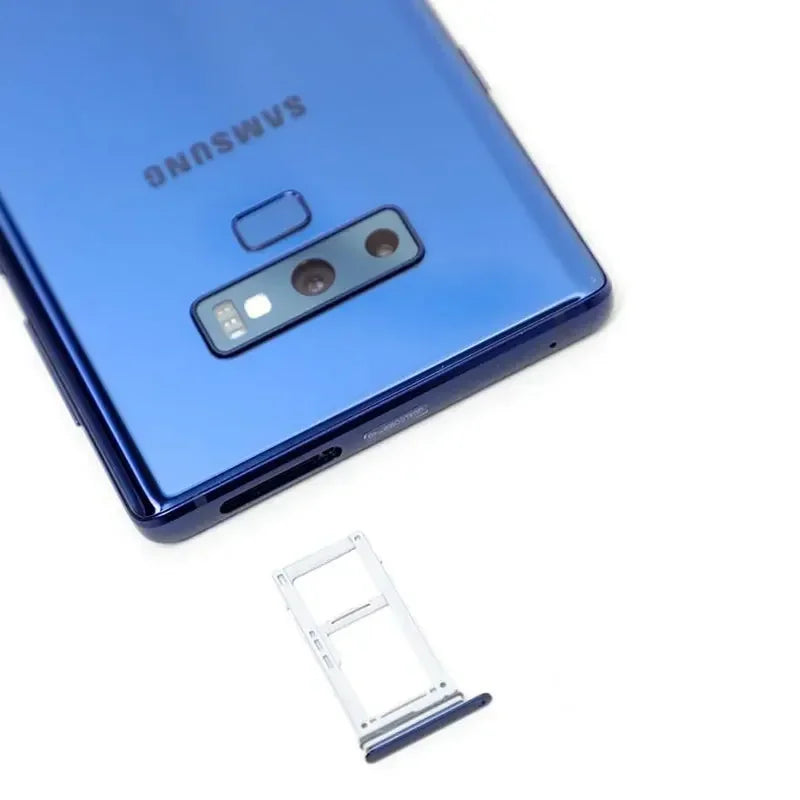 Smartphone Samsung bleu avec double caméra arrière et support de carte SIM retiré