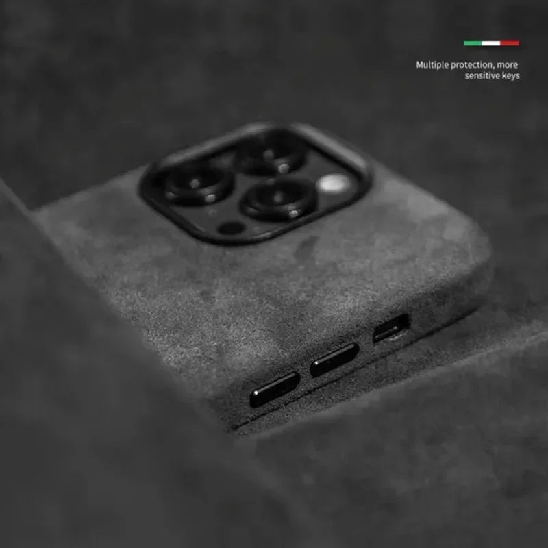 Coque de protection grise en tissu pour smartphone avec triple caméra et boutons sensibles