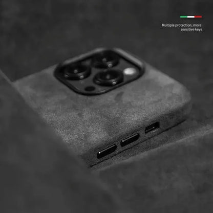 Coque de protection grise en tissu pour smartphone avec triple caméra et boutons sensibles