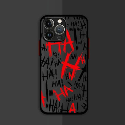 Coque iPhone noire avec motifs graphiques 'HA' rouges et noirs en arrière-plan gris