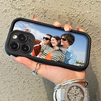 Coque de téléphone personnalisée avec photo joyeuse de trois amis souriants portant des lunettes de soleil