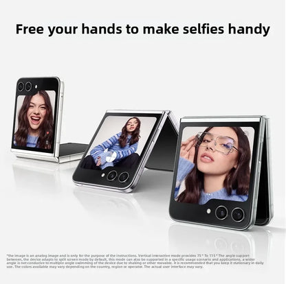 Smartphones pliables montrant selfies de femmes avec écran extérieur, design moderne et double caméra
