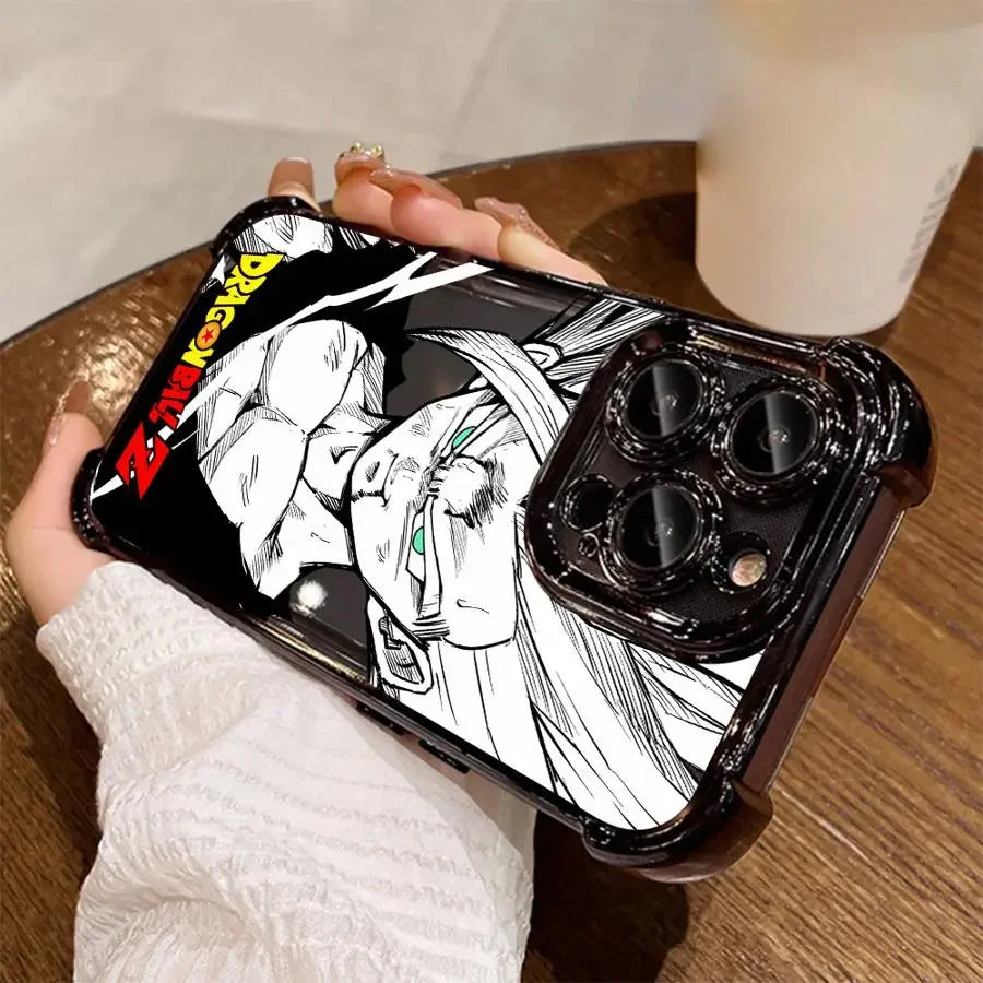Coque de smartphone Dragon Ball Z avec illustration manga en noir et blanc, tenue par une main féminine
