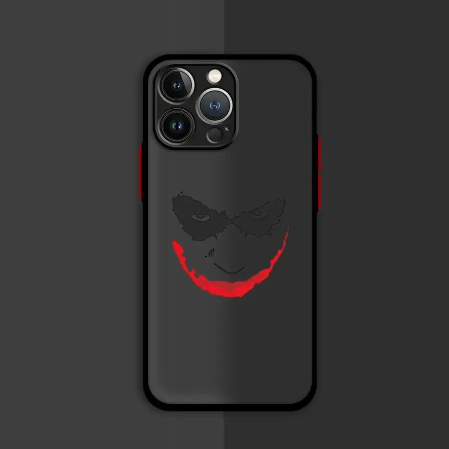 Coque iPhone noire avec visage du Joker stylisé en noir et rouge, boutons rouges