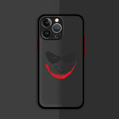 Coque iPhone noire avec visage du Joker stylisé en noir et rouge, boutons rouges