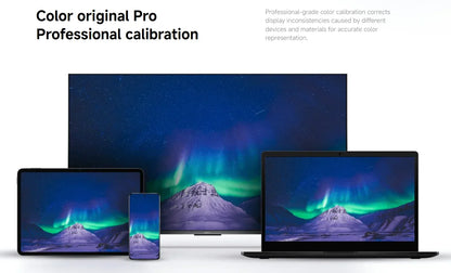 Écran TV, tablette, smartphone et ordinateur portable affichant aurores boréales avec calibration couleur professionnelle