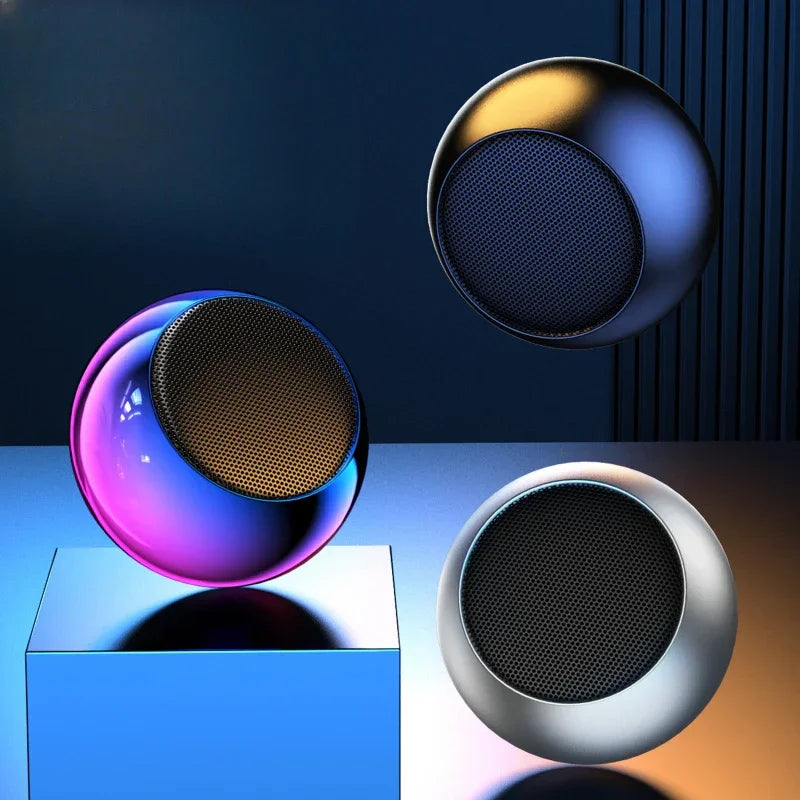 Trois enceintes sphériques modernes avec grilles noires sur fond bleu et orange lumineux