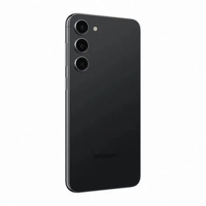 Smartphone Samsung noir avec triple caméra arrière et design épuré sur fond blanc