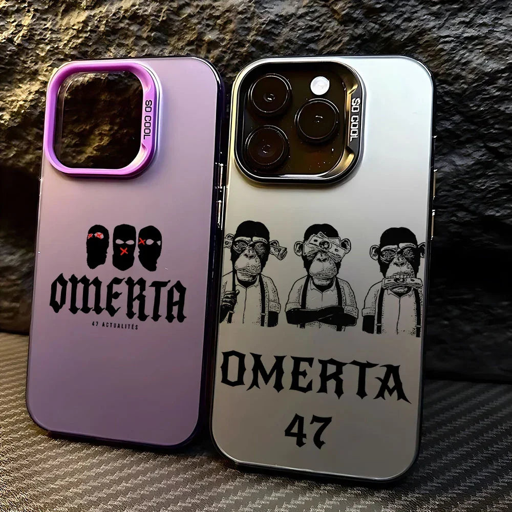 Deux coques de téléphone designer Omerta 47 avec dessins de masques et singes sur fond texturé