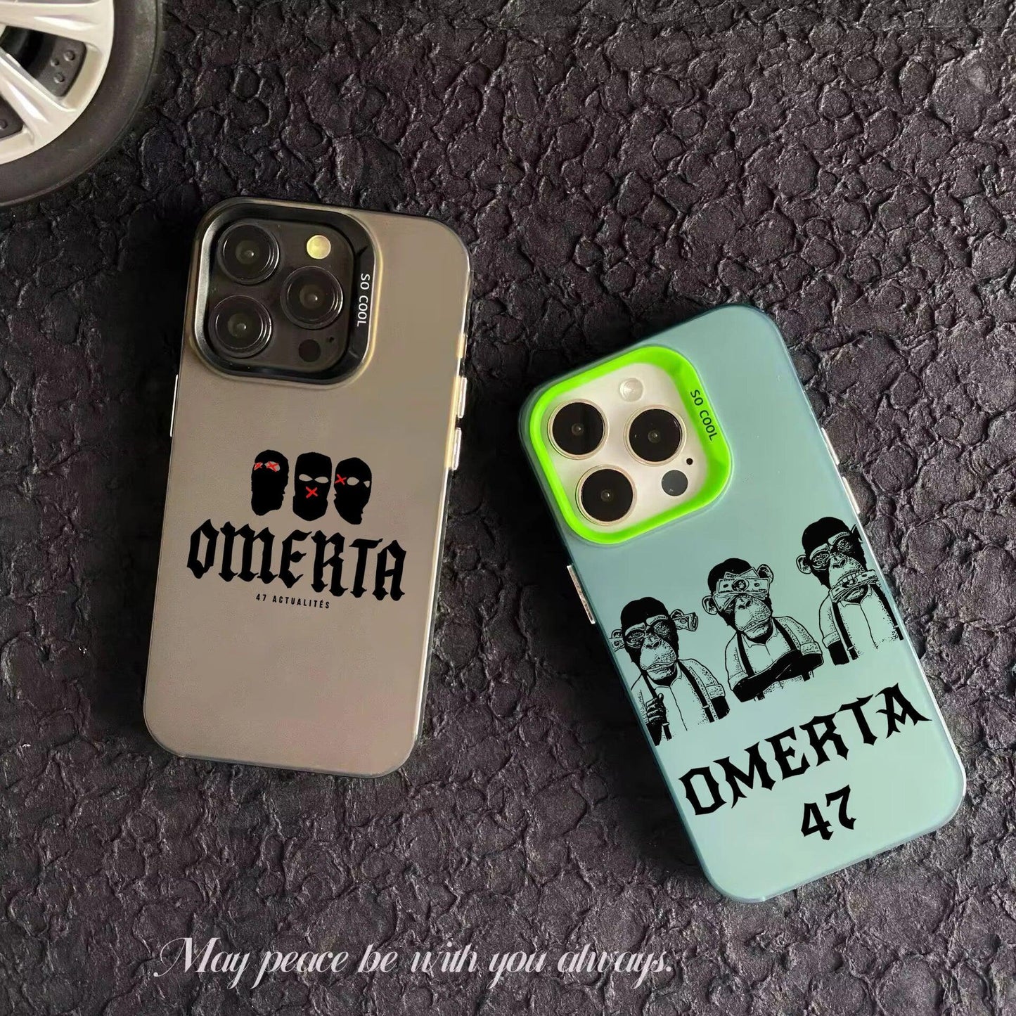 Deux coques de smartphone iPhone avec motifs Omerta, sur fond noir texturé, style street art