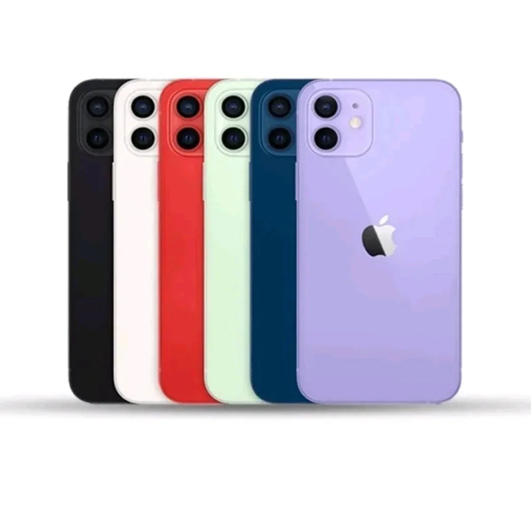 Collection d'iPhones 12 colorés alignés avec dos en noir, blanc, rouge, vert, bleu et violet