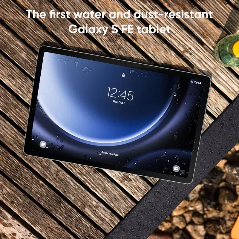 Tablette Galaxy S FE résistante à l'eau et à la poussière posée sur un banc en bois avec gouttes d'eau