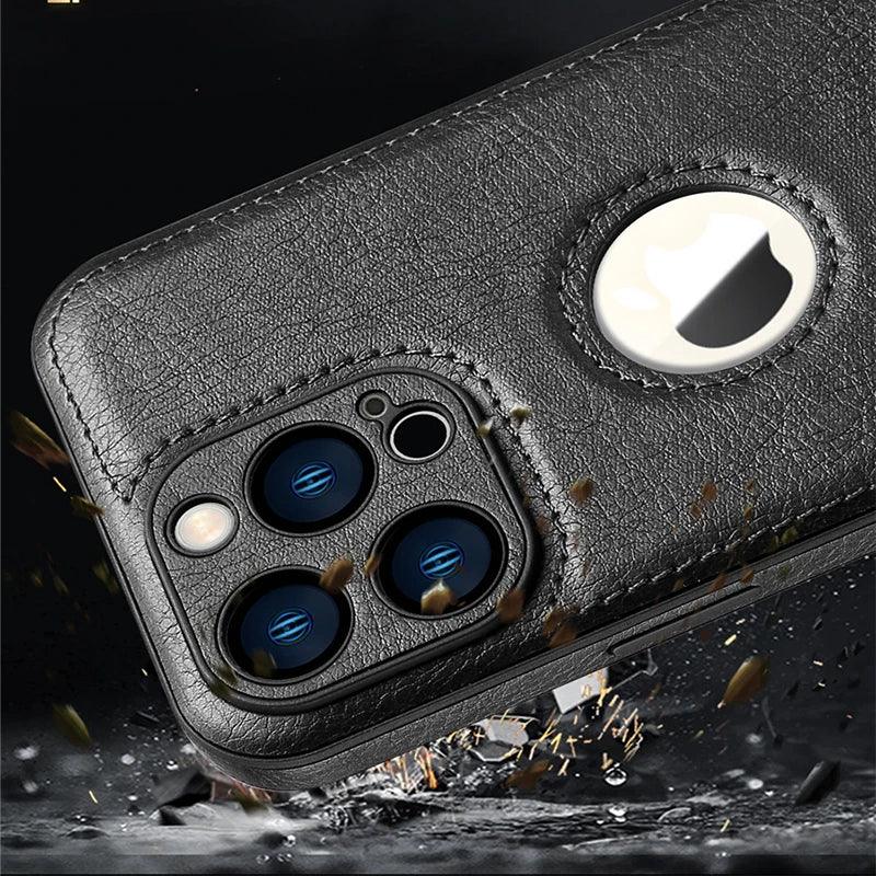 Coque de protection noire en cuir avec découpe circulaire pour logo sur smartphone triple caméra