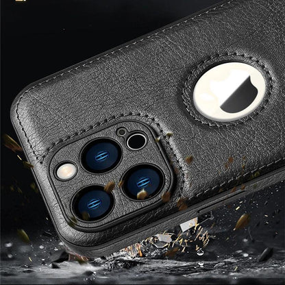 Coque de protection noire en cuir avec découpe circulaire pour logo sur smartphone triple caméra