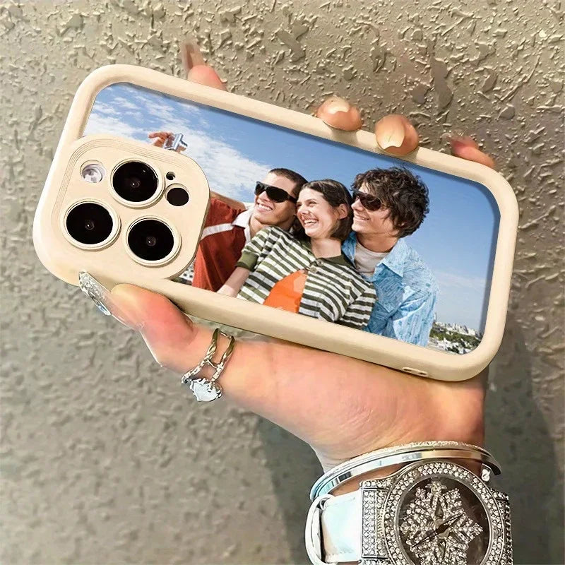 Coque de smartphone beige avec photo personnalisée de trois amis souriants portant des lunettes de soleil