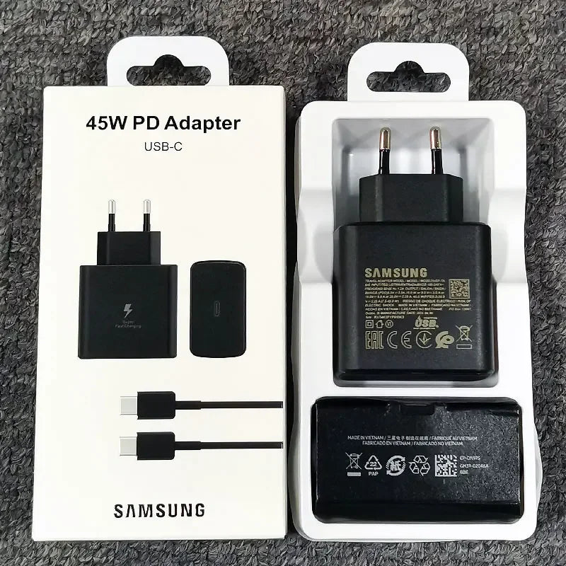 Chargeur Samsung 45W PD USB-C avec câble USB-C noir et emballage blanc sur fond textile