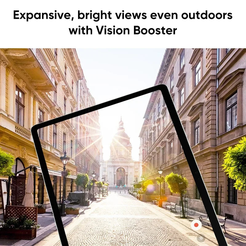 Rue urbaine ensoleillée avec bâtiments historiques, arbres verts et cathédrale visible à l'horizon