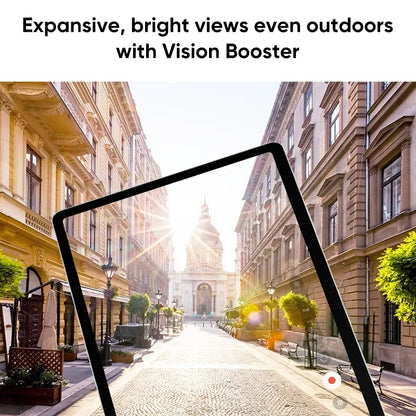 Rue urbaine ensoleillée avec bâtiments historiques, arbres verts et cathédrale visible à l'horizon