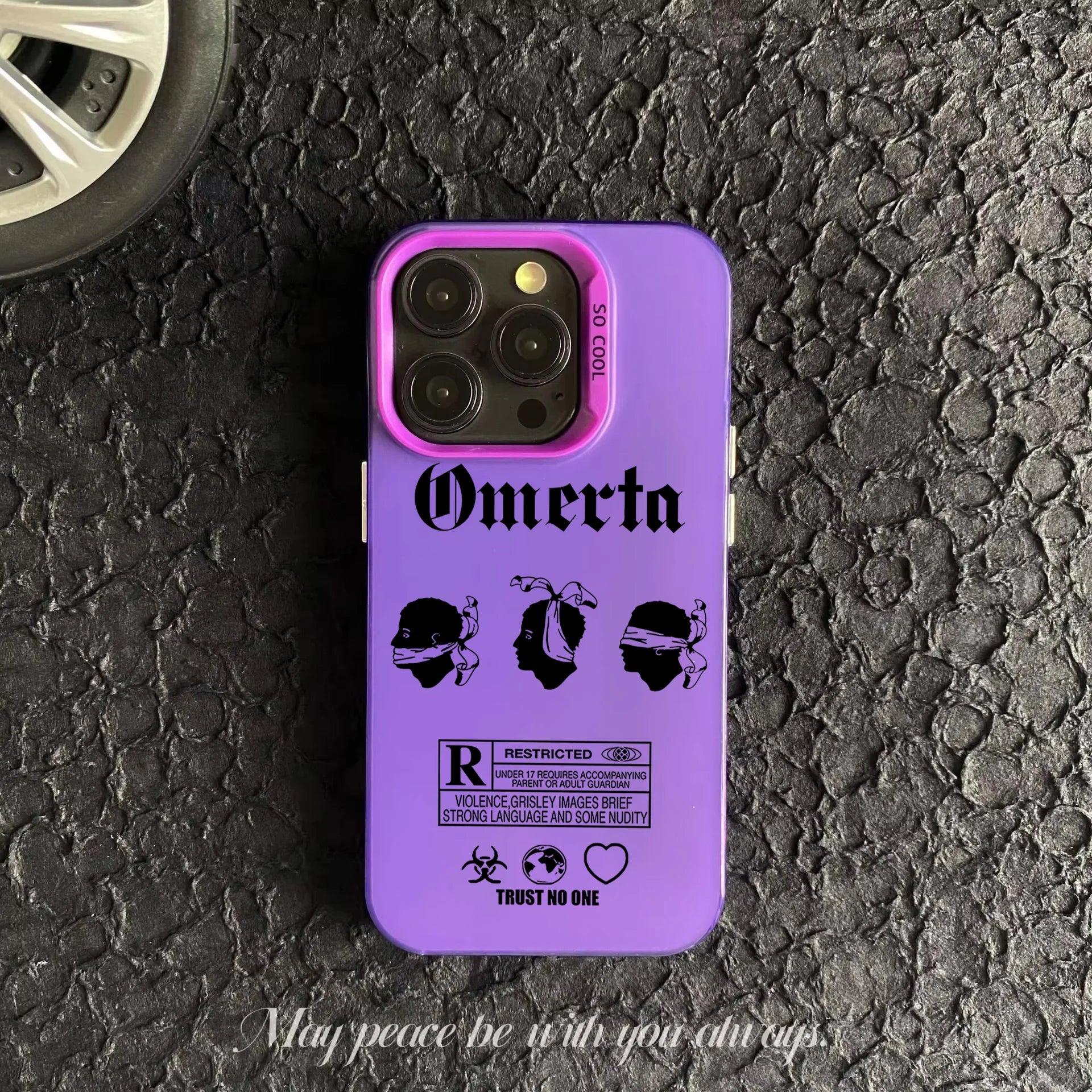 Coque de téléphone violette avec illustrations noires et texte "Omerta" sur fond asphalté