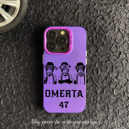 Coque de téléphone violette avec trois singes noirs et texte Omerta 47 sur fond de sol asphalté