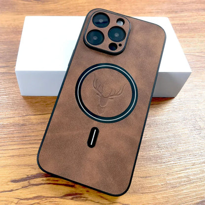 Coque de téléphone en cuir marron foncé avec motif cerf embossé, placé sur une boîte blanche