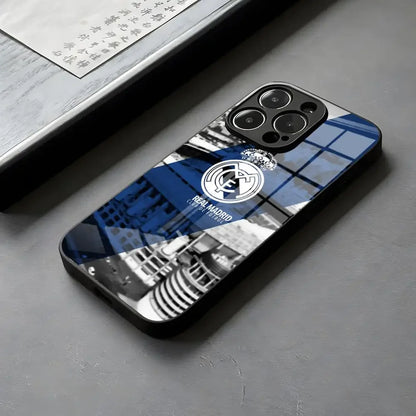 Coque de téléphone noire avec logo Real Madrid et design architectural bleu et gris