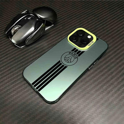Smartphone avec coque verte mat et logo Paris, posé sur surface noire texturée à côté d'une souris d'ordinateur noire