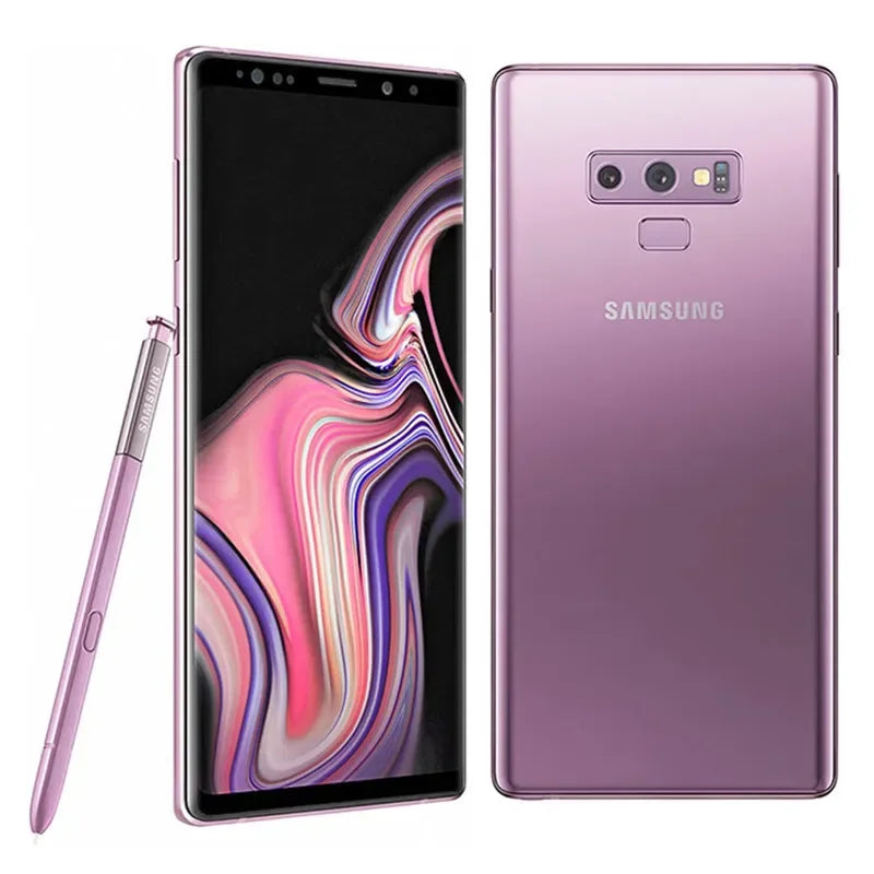 Smartphone Samsung violet avec stylet S Pen et écran incurvé affichant des motifs colorés