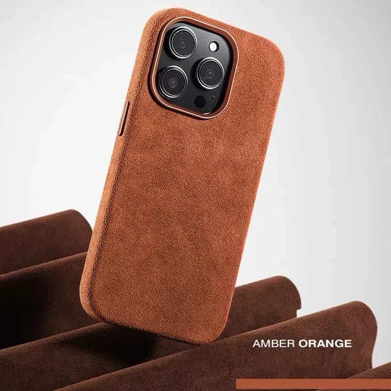 Coque de téléphone en tissu suède orange ambre avec triple caméra, design élégant et moderne